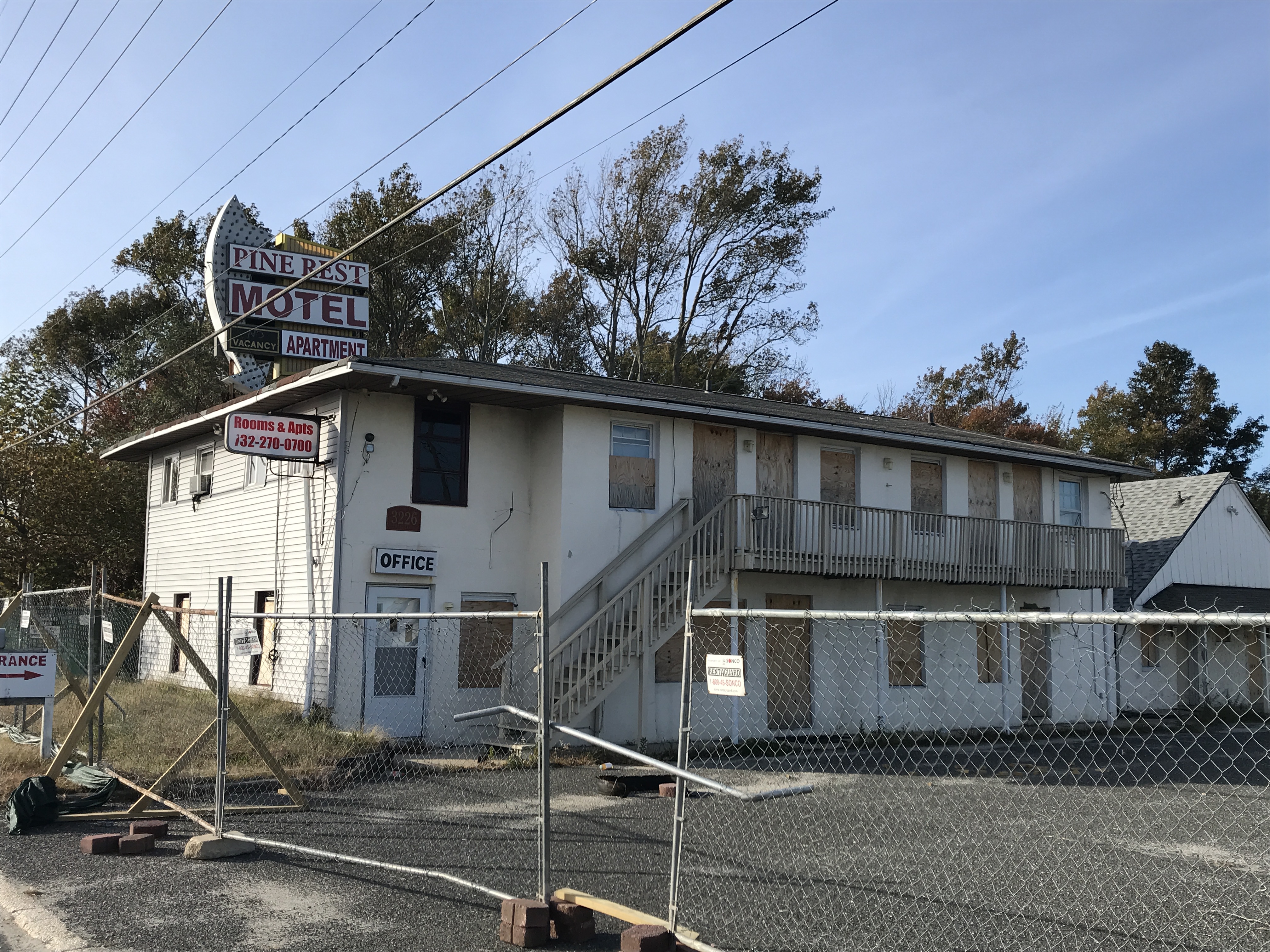 The Pine Rest Motel along Route 37 in Toms River, N.J., Oct. 2018. (Photo: Daniel Nee)