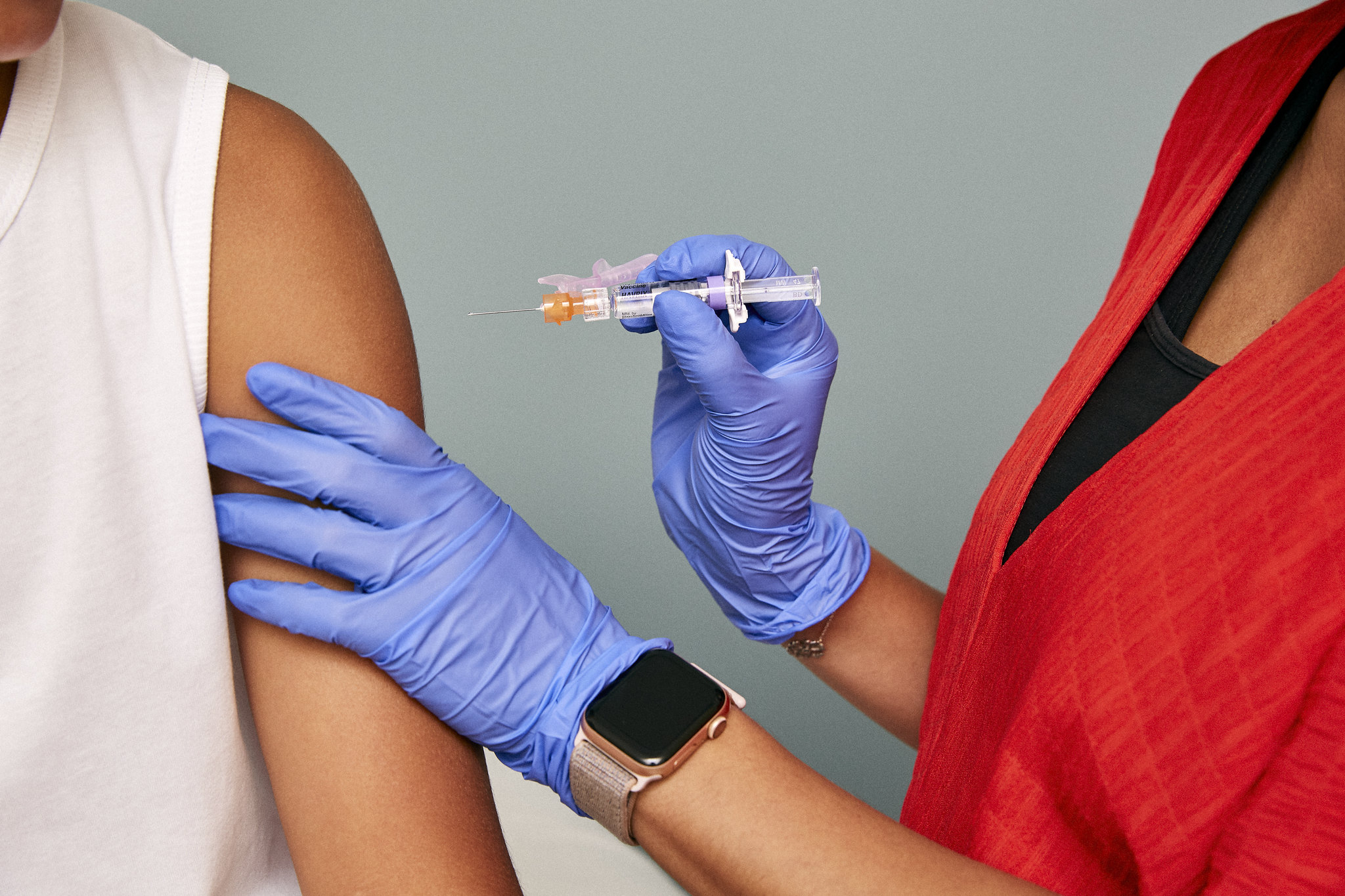 A physician administers a shot. (Credit: SELF Magazine/ Flickr)