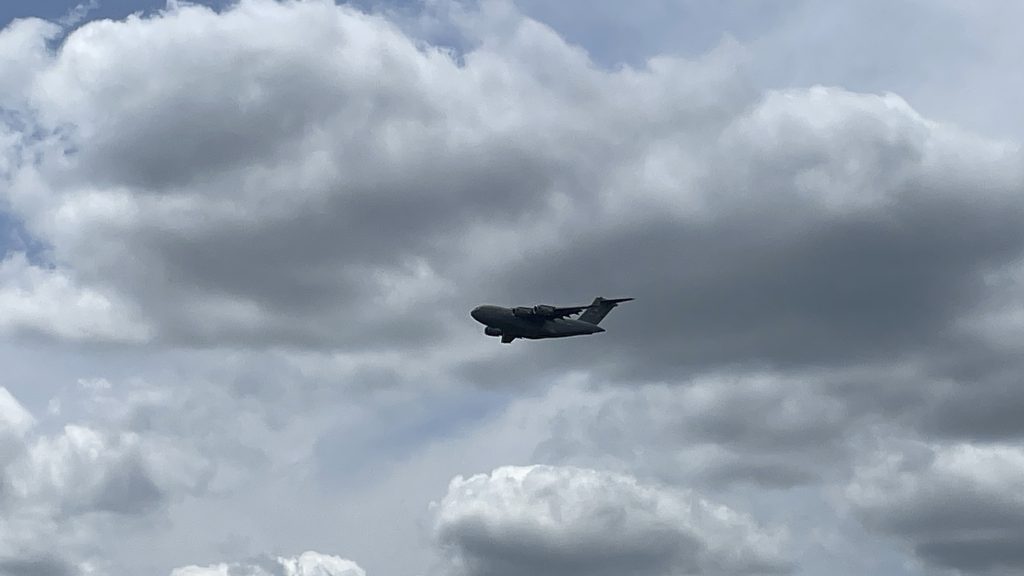 A C-17 flies into Joing Base MDL (Photo: Shorebeat)